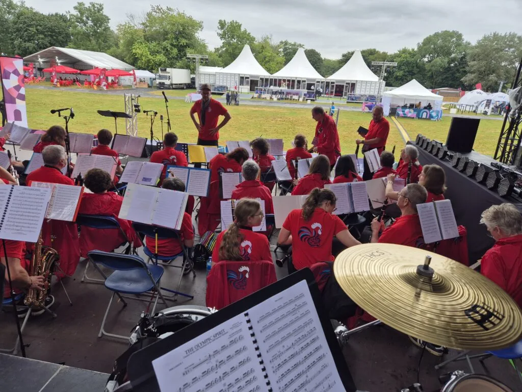 Ensemble de Musicien jouant en extérieur