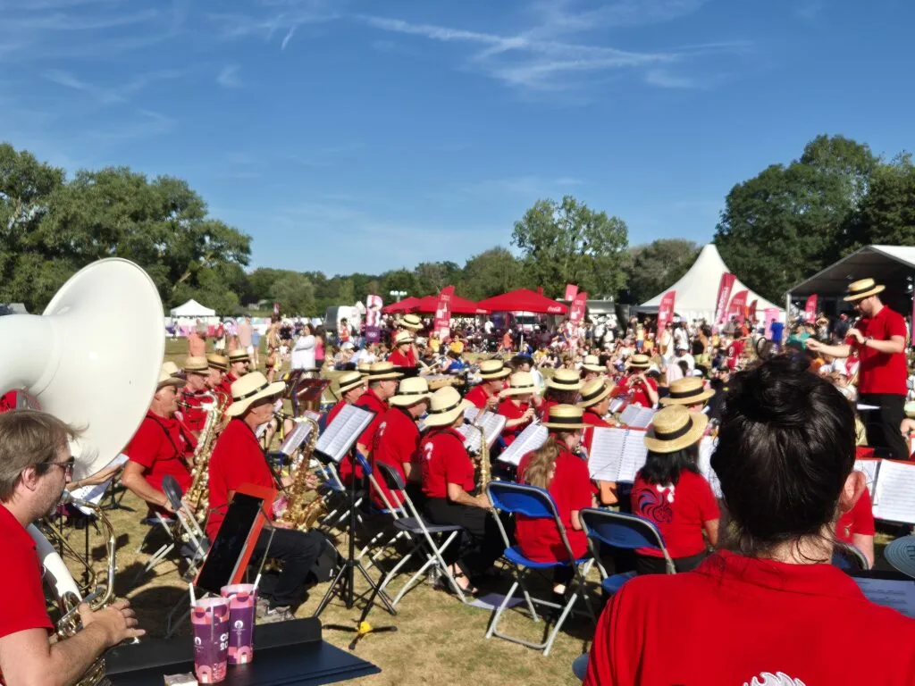 Ensemble de Musicien jouant en extérieur