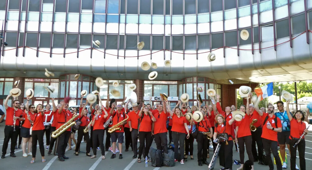 Ensemble de Musiciens jetant leur chapeau dans les airs