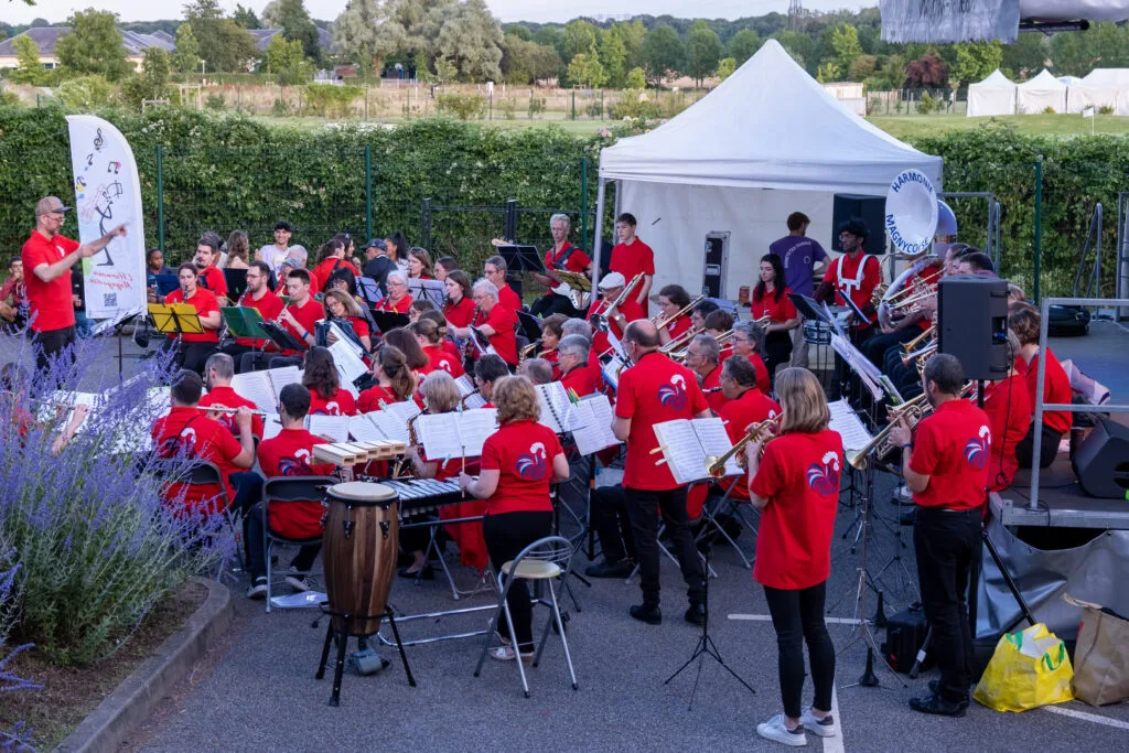 Ensemble de Musicien jouant en extérieur
