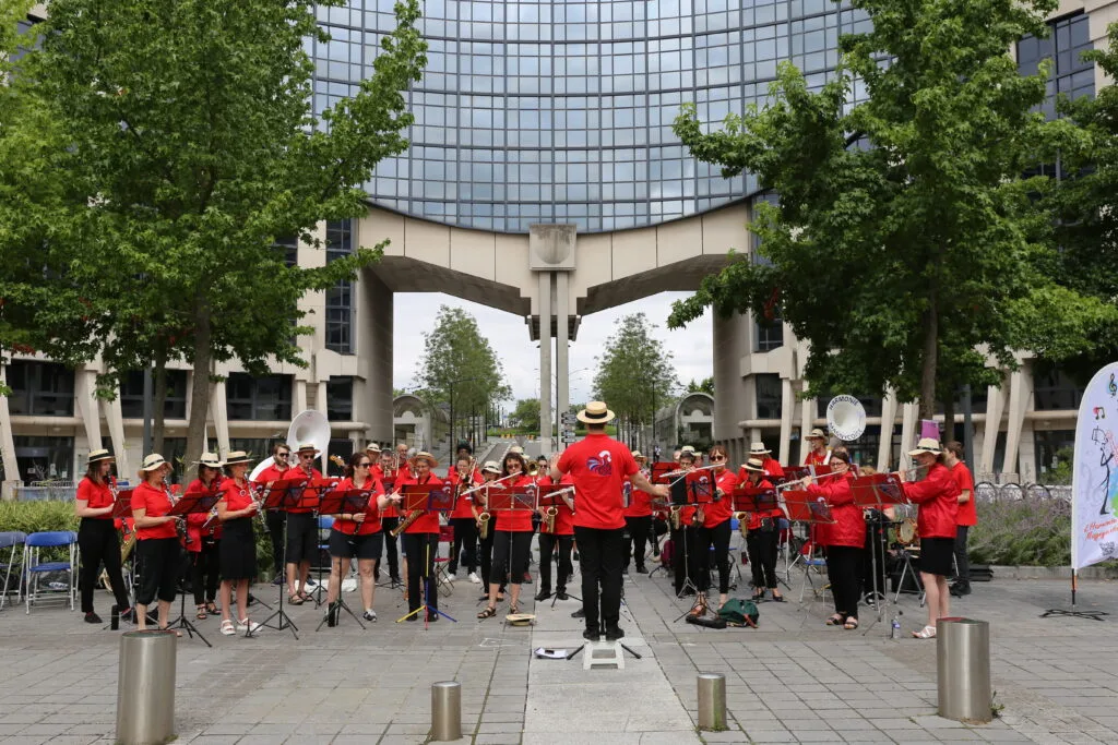 Ensemble de Musicien jouant sur une place