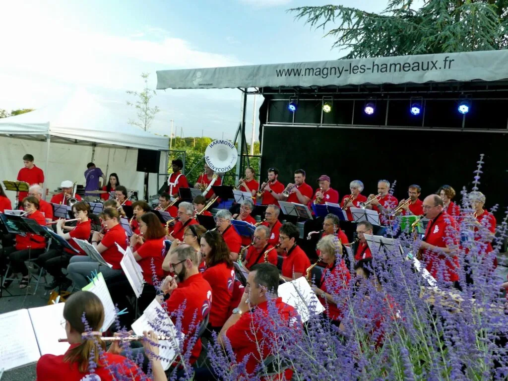 Ensemble de musiciens jouant en extérieur