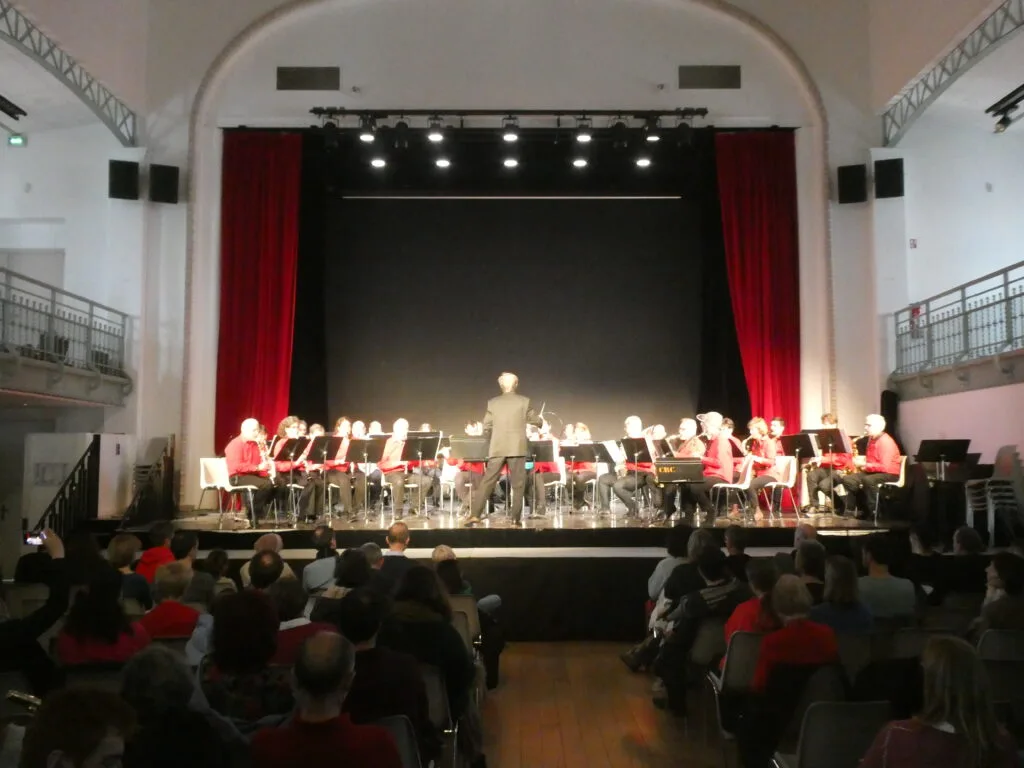 Musiciens jouant sur la scène